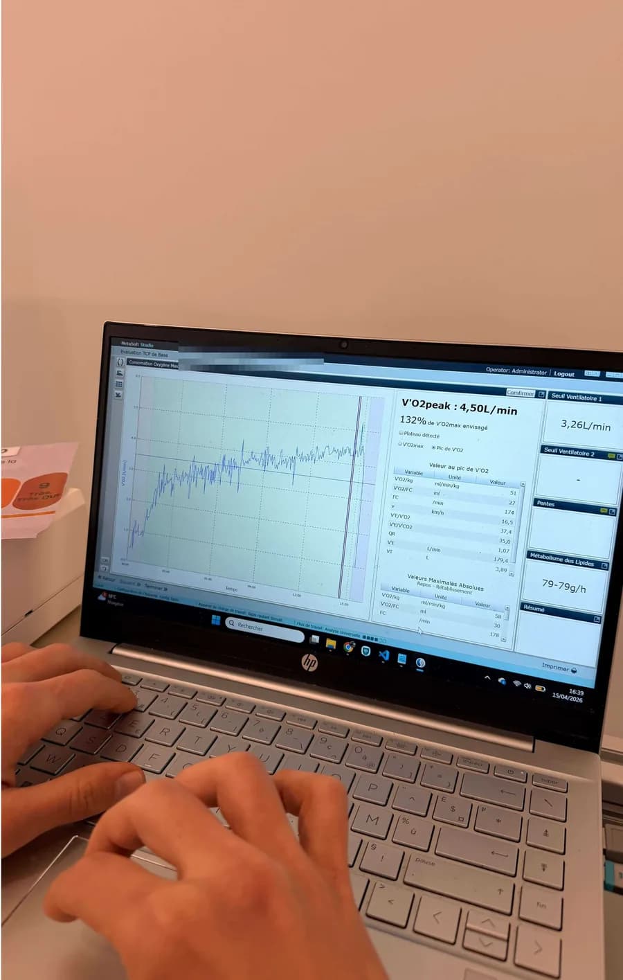 Écran d'analyse des échanges gazeux pendant un test : courbe de consommation d'oxygène et seuils ventilatoires