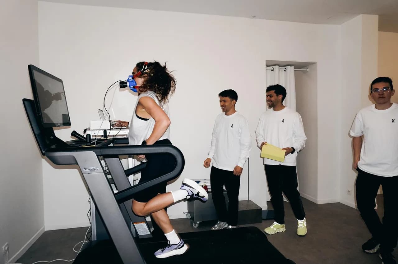 Test d'effort en cours, équipe LE LAB autour du tapis