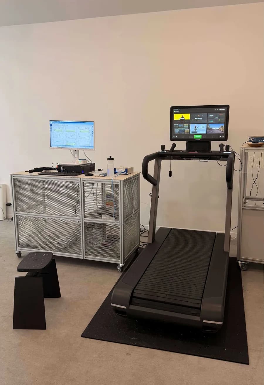Le plateau technique du LAB : tapis roulant, chariot métabolique et poste d'analyse