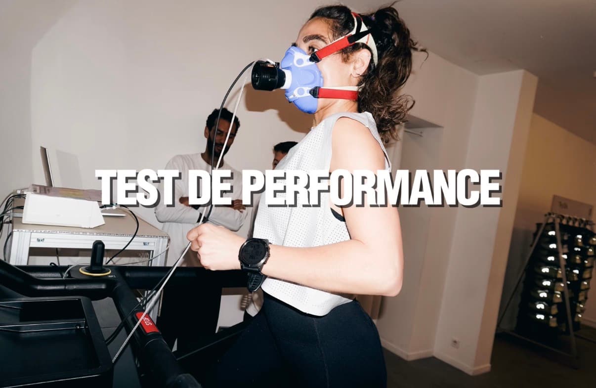 Test de performance au LAB : athlète sur tapis, masque d'analyse des gaz, testeurs au poste de mesure