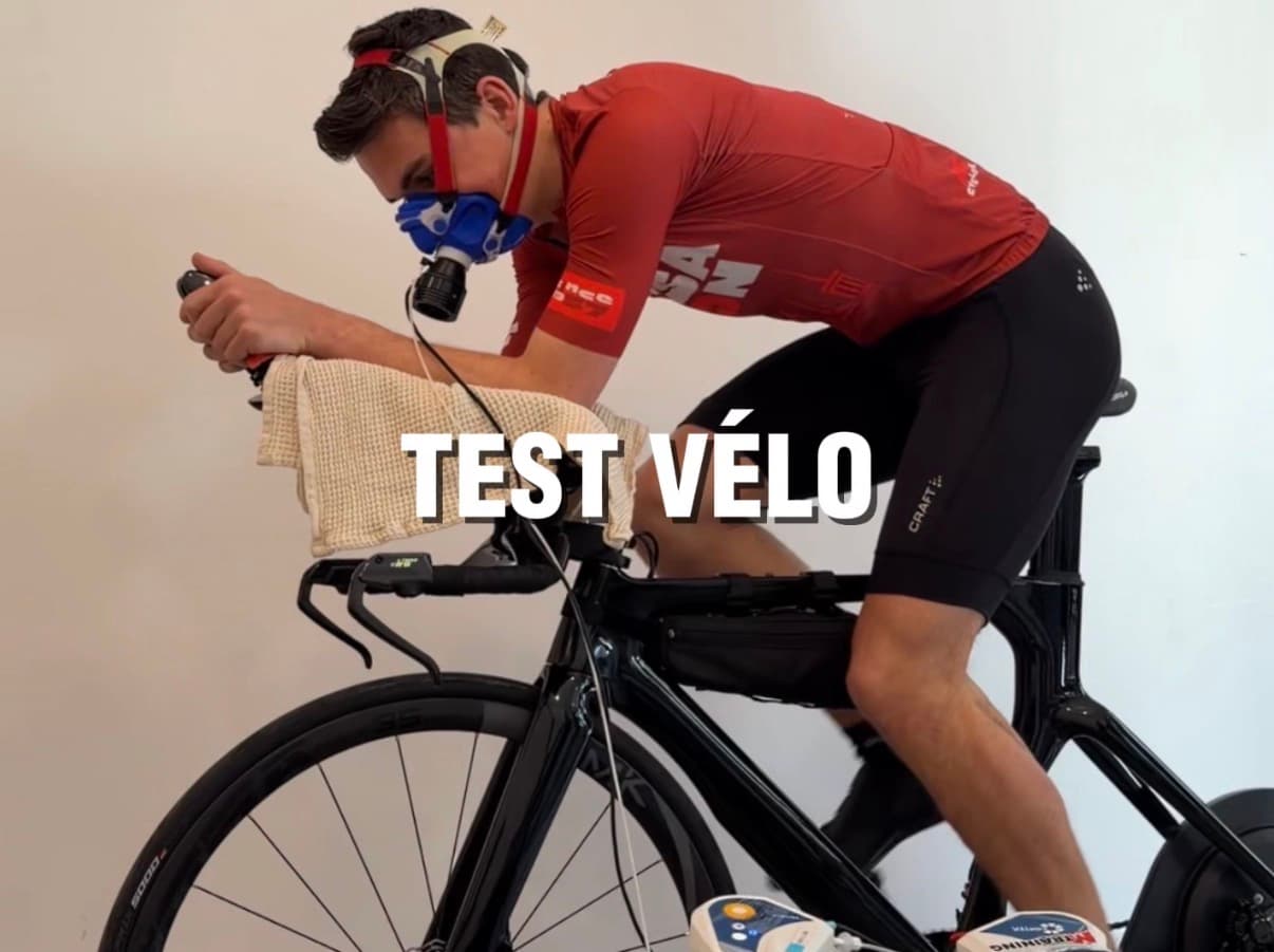 Test vélo au LAB : cycliste sur home-trainer, masque d'analyse des gaz