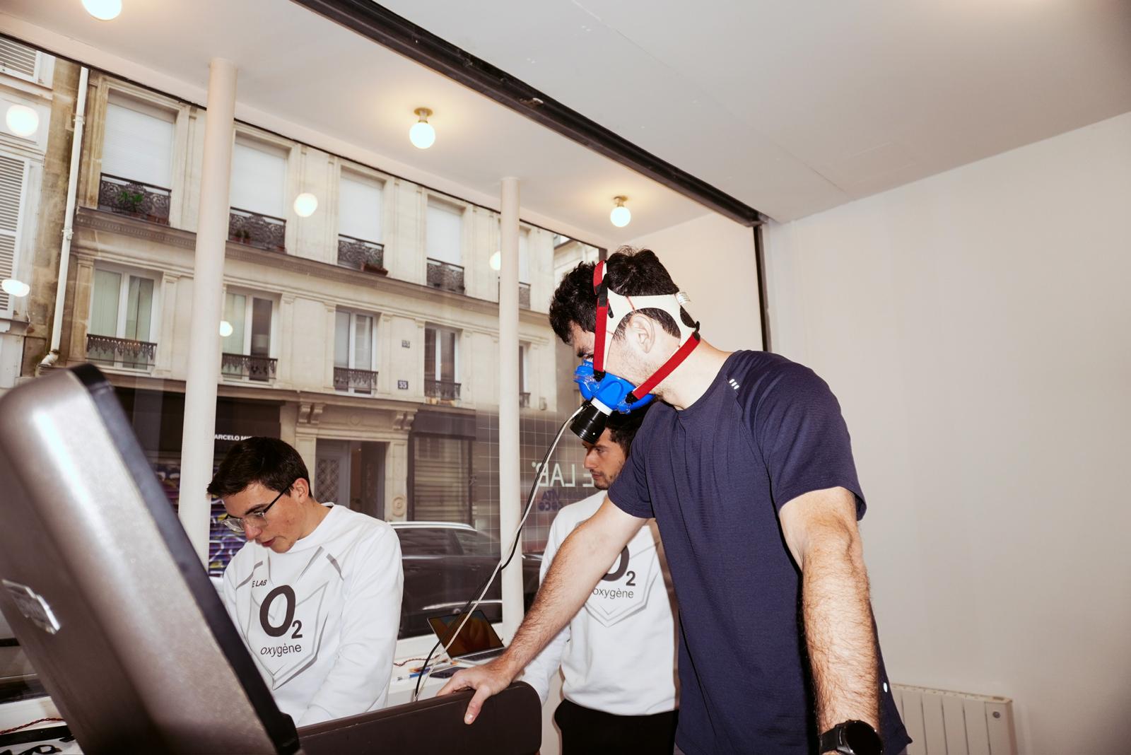 Athlète en train de réaliser un test VO2max au Lab avec masque analyseur de gaz